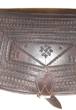 Bolso redondo labrado hebilla L