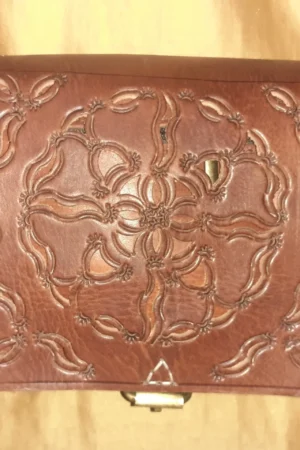 Bolso cuadrado calado hebilla