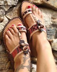 Sandalias de cuero beige y tela de panama