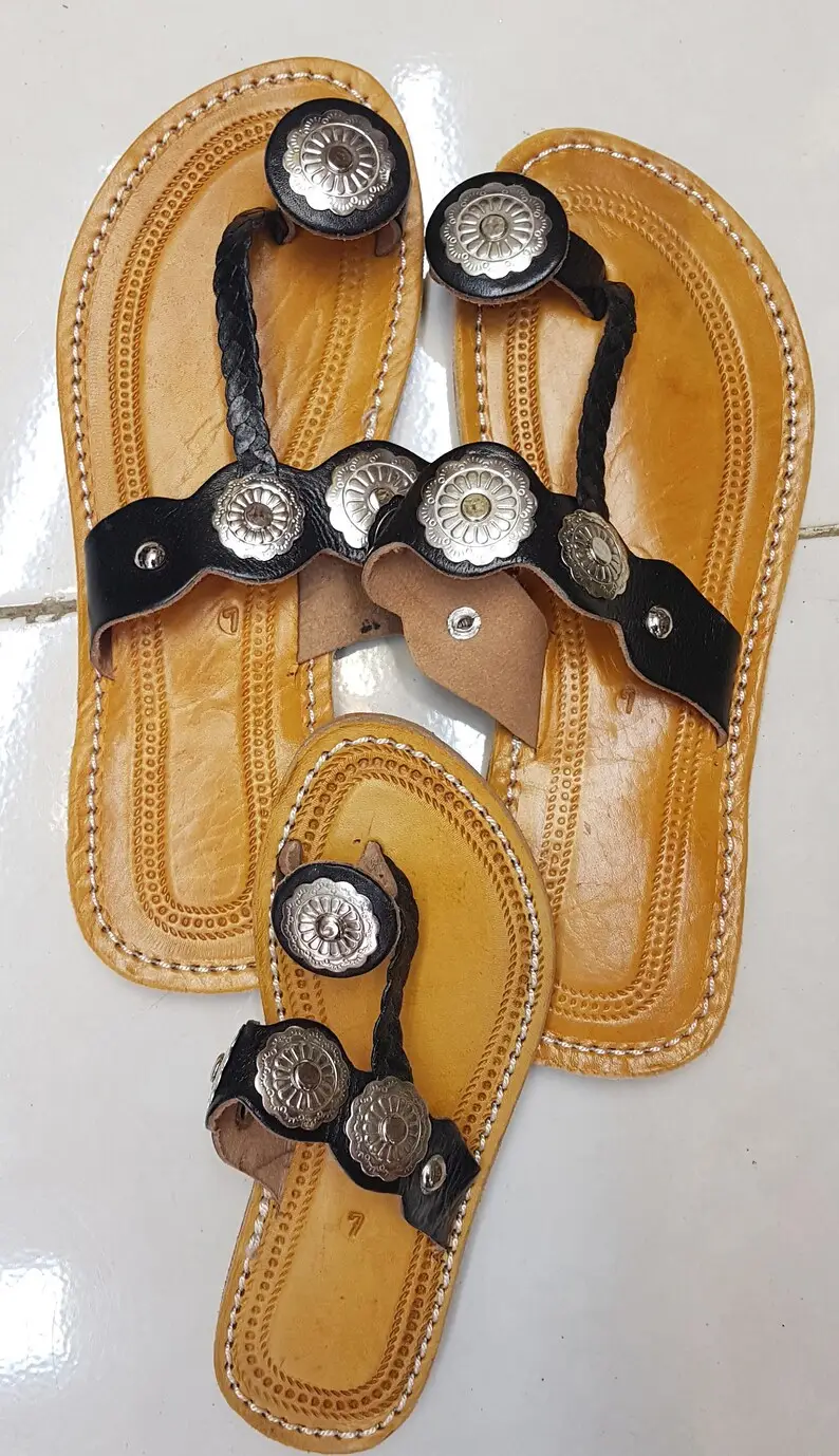 Sandalias de monedas de mujermarrones y negras