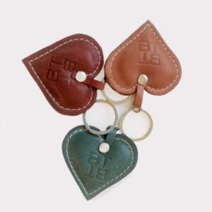 Llavero de piel CORS NV, con aro porta-llaves tono plata. Llavero de napa vegetal. SET de 40 llaveros en colores variados.
