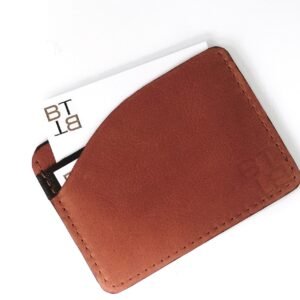 Tarjetero de 2 ranuras, con bolsillo para tickets o billetes. Porta-Tarjetas CARD NV de Napa vegetal de cordero, color Tostado.