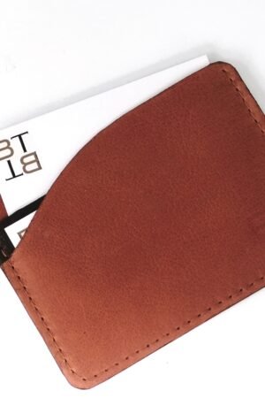 Tarjetero de 2 ranuras, con bolsillo para tickets o billetes. Porta-Tarjetas CARD NV de Napa vegetal de cordero, color Tostado.