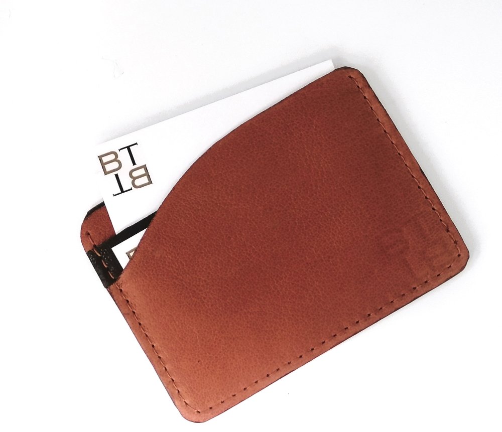 Tarjetero de 2 ranuras, con bolsillo para tickets o billetes. Porta-Tarjetas CARD NV de Napa vegetal de cordero, color Tostado.