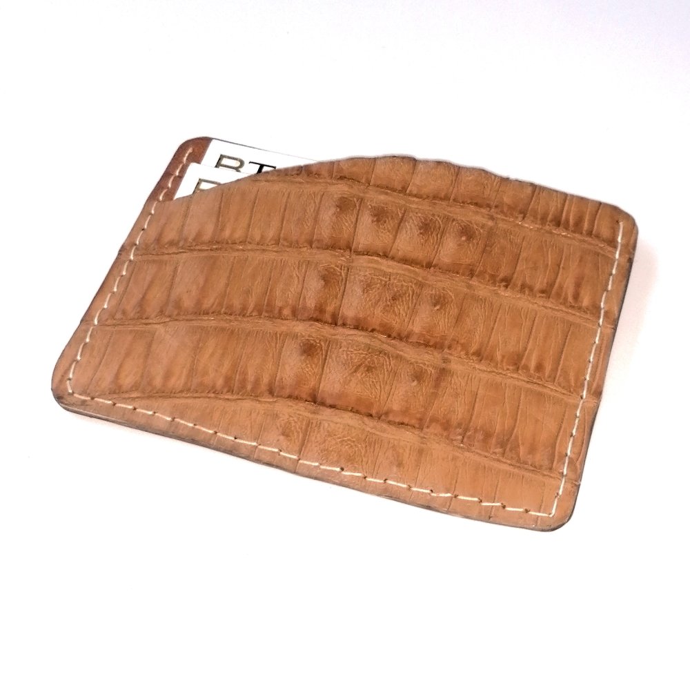 Tarjetero de Cocodrilo y Napa de cordero CARD 203, color Tostado. Porta-tarjetas de 2 ranuras, con bolsillo intermedio.