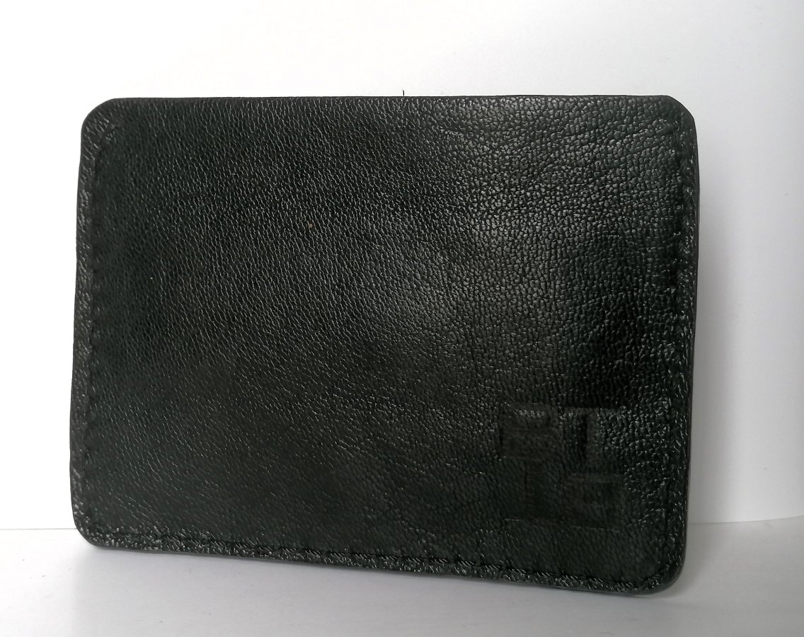 Tarjetero de Cocodrilo y Napa de cordero, BLACK TAIL. Porta-tarjetas de 2 ranuras, con bolsillo intermedio. - Image 4