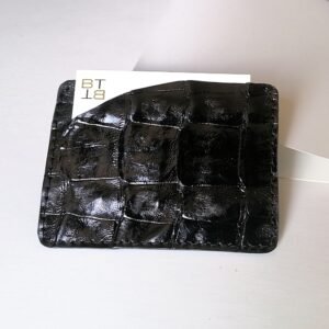 Tarjetero de Cocodrilo y Napa de cordero, BLACK TAIL. Porta-tarjetas de 2 ranuras, con bolsillo intermedio.