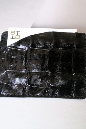 Tarjetero de Cocodrilo y Napa de cordero, BLACK TAIL. Porta-tarjetas de 2 ranuras, con bolsillo intermedio.