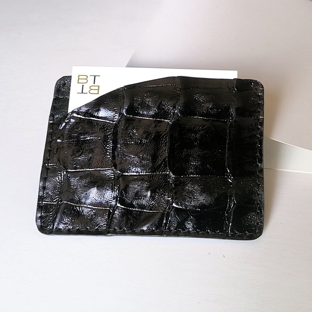 Tarjetero de Cocodrilo y Napa de cordero, BLACK TAIL. Porta-tarjetas de 2 ranuras, con bolsillo intermedio.