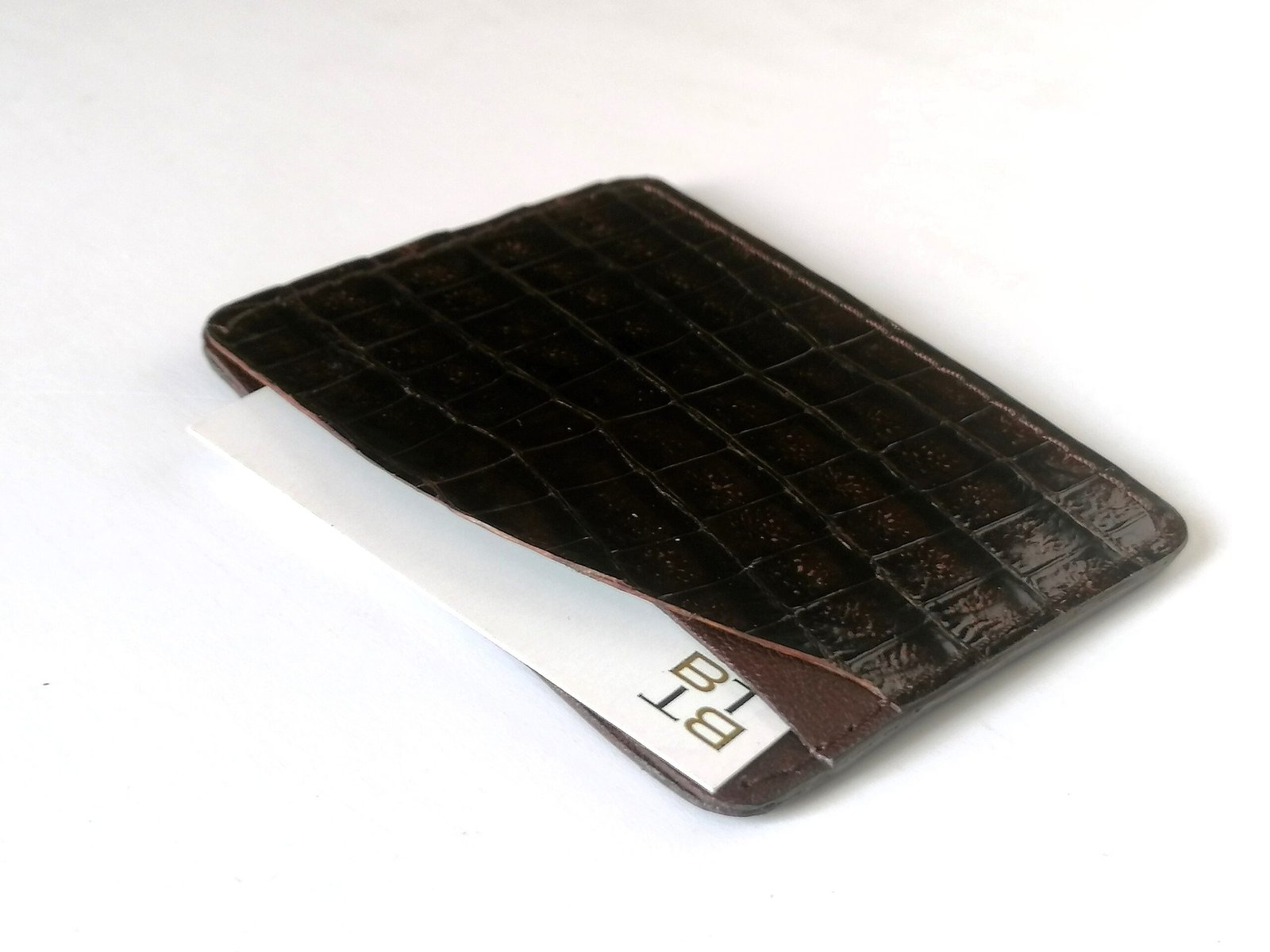 Tarjetero de Cocodrilo y Napa de cordero CARD 101, color Pecan. Porta-tarjetas de 2 ranuras, con bolsillo intermedio.
