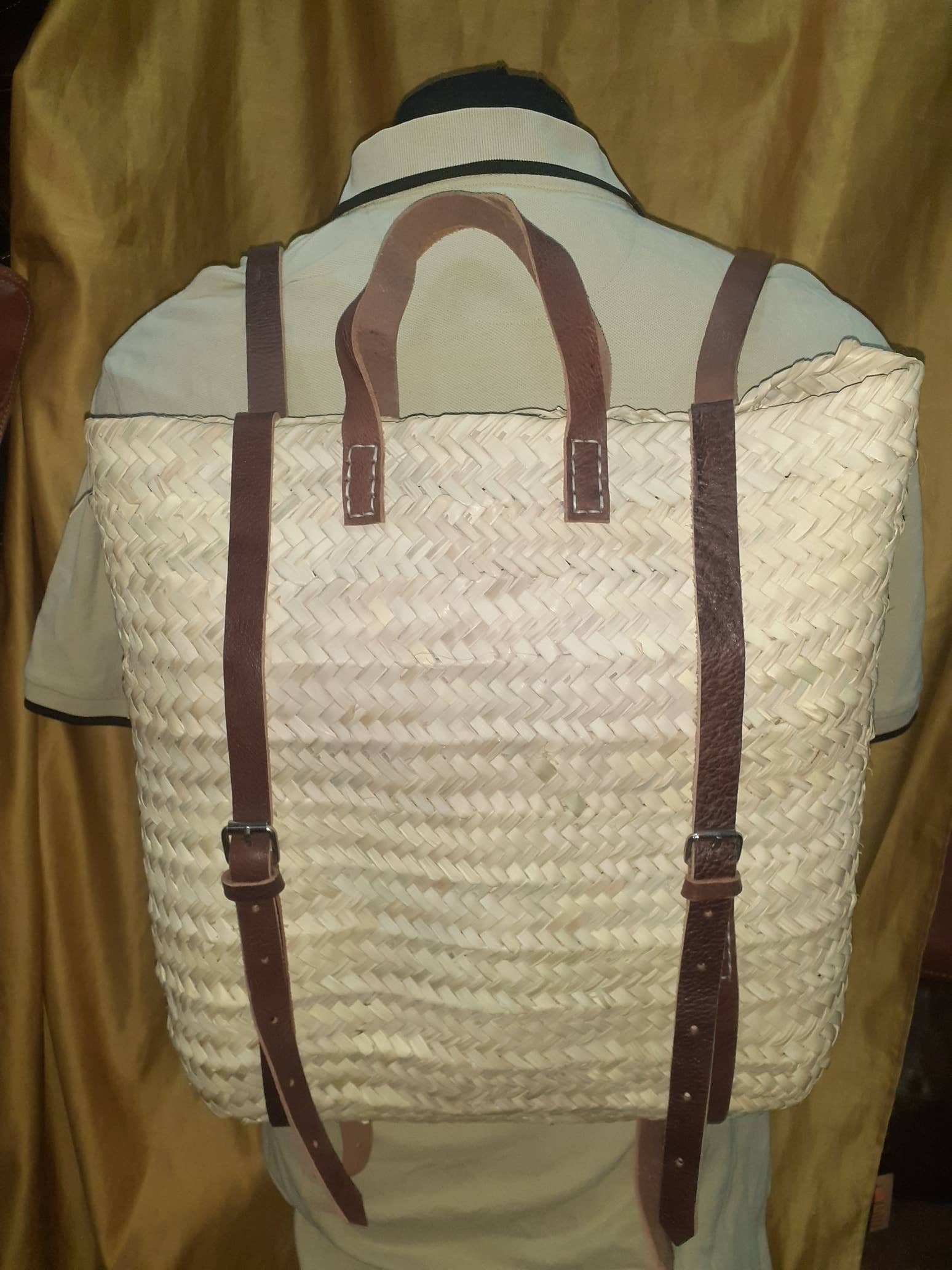 Mochila cuadrada de paja y cuero