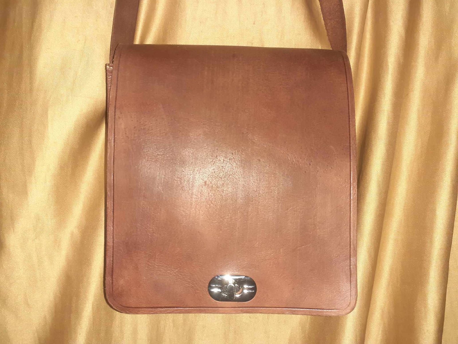 Bolso Cuadrado Mediano Vacuno Click. Liso