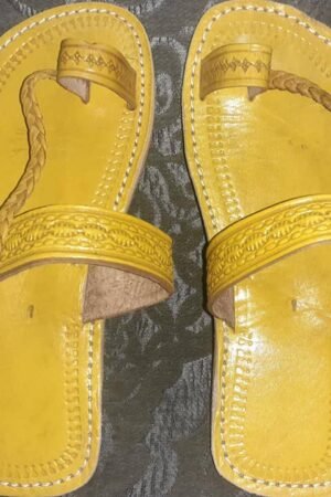 Sandalia de cuero.Color Amarillo