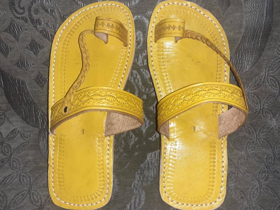 Sandalia de cuero.Color Amarillo
