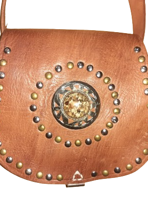 Bolso redondo con una piedra