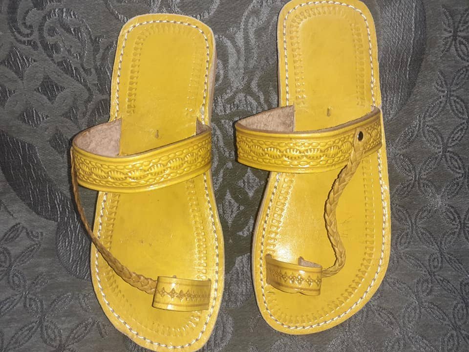 Sandalia de cuero.Color Amarillo - Image 2