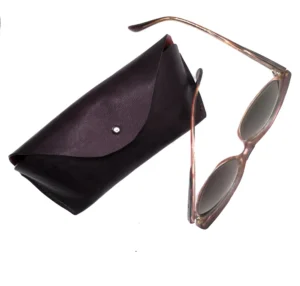 Funda de gafas de estructura semi-rígida, BALMORAL NV. Napa Vegetal de cordero en color Ciruela.