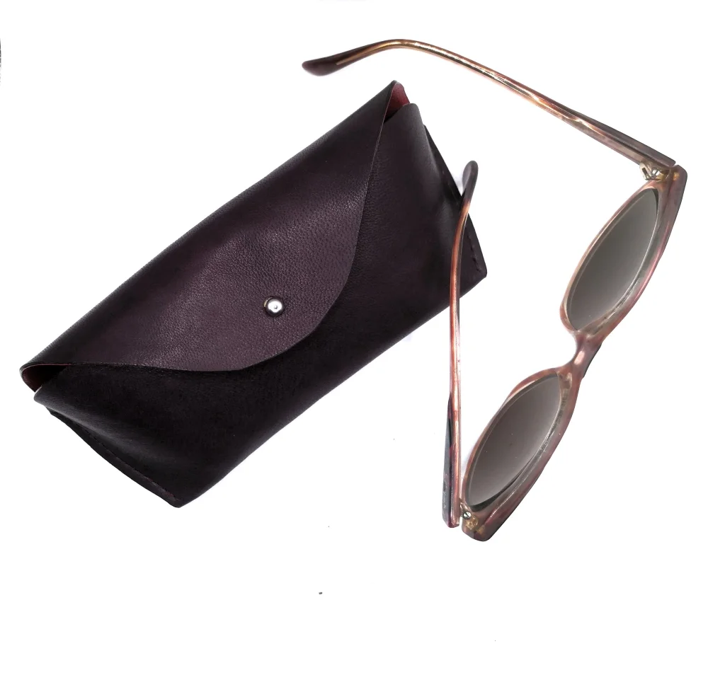 Funda de gafas de estructura semi-rígida, BALMORAL NV. Napa Vegetal de cordero en color Ciruela.