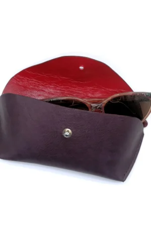Funda de gafas de estructura semi-rígida, BALMORAL NV. Napa Vegetal de cordero en color Ciruela.