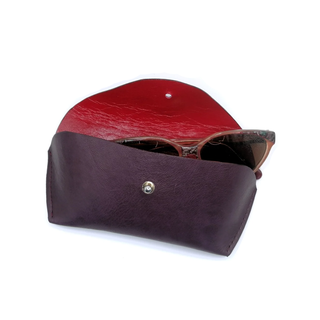Funda de gafas de estructura semi-rígida, BALMORAL NV. Napa Vegetal de cordero en color Ciruela.