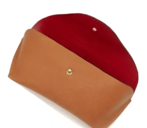 Funda de gafas de estructura semi-rígida, BALMORAL NV. Napa Vegetal de cordero en color Tostado.