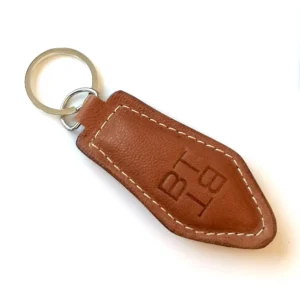 Llavero de piel PIQUES NV, con aro porta-llaves tono plata. Llavero de napa vegetal. SET de 40 llaveros en colores variados.