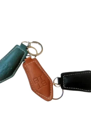 Llavero de piel PIQUES NV, con aro porta-llaves tono plata. Llavero de napa vegetal. SET de 40 llaveros en colores variados.