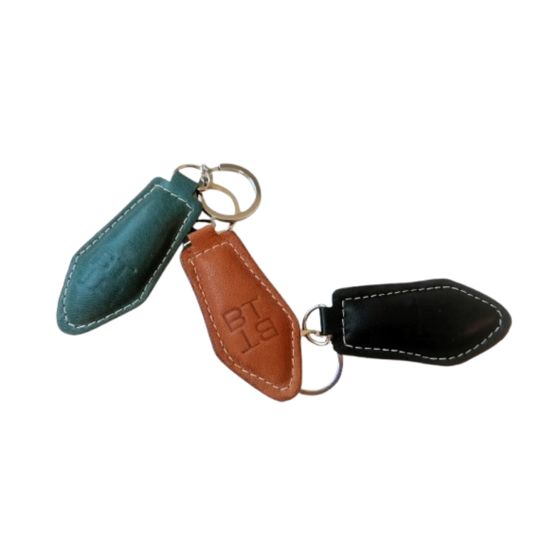 Llavero de piel PIQUES NV, con aro porta-llaves tono plata. Llavero de napa vegetal. SET de 40 llaveros en colores variados.