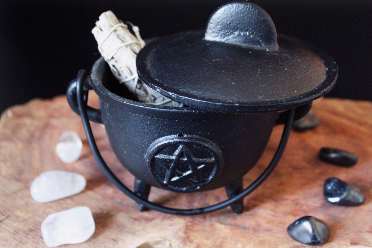 13cm Pentacle Cast Iron Cauldron - Image 3