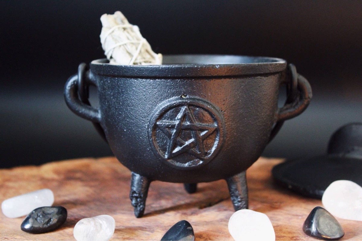 13cm Pentacle Cast Iron Cauldron - Image 2