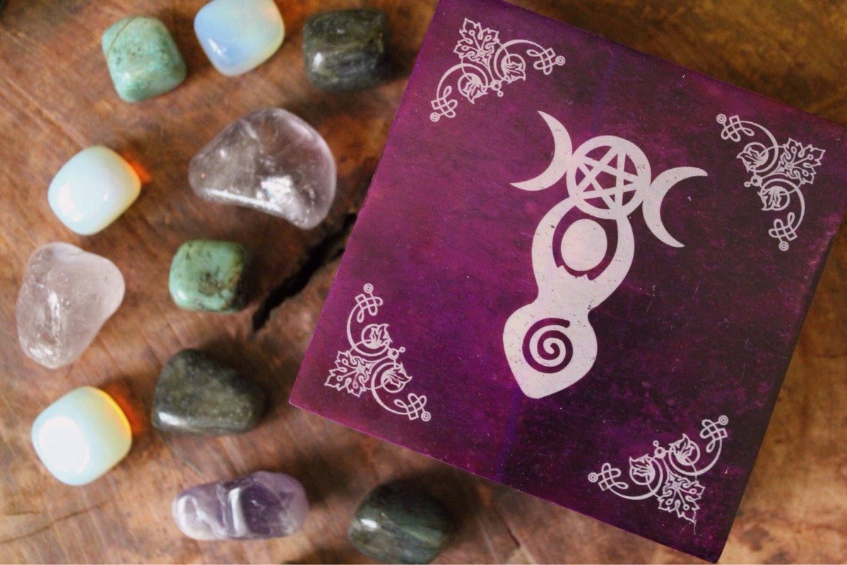 SOAPSTONE BOX VIOLET GODDESS 4" x 4" //